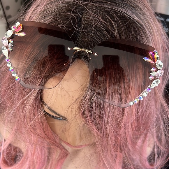 UV400 Rhinestone Deluxe Sunglasses - Picture 4 of 17